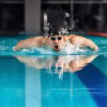 تصویر یک شناگر با عینک شنا